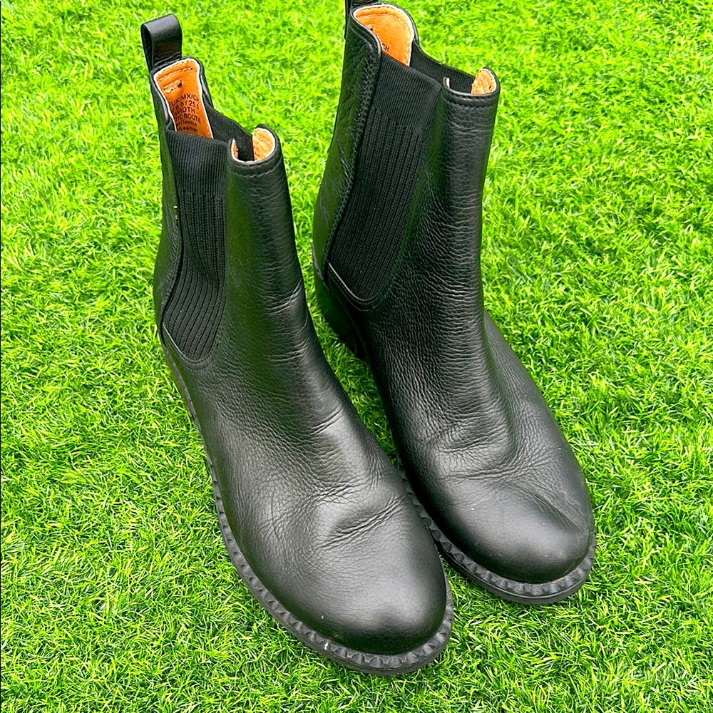 Gentle Souls by Kenneth Cole black ankle boots size 9